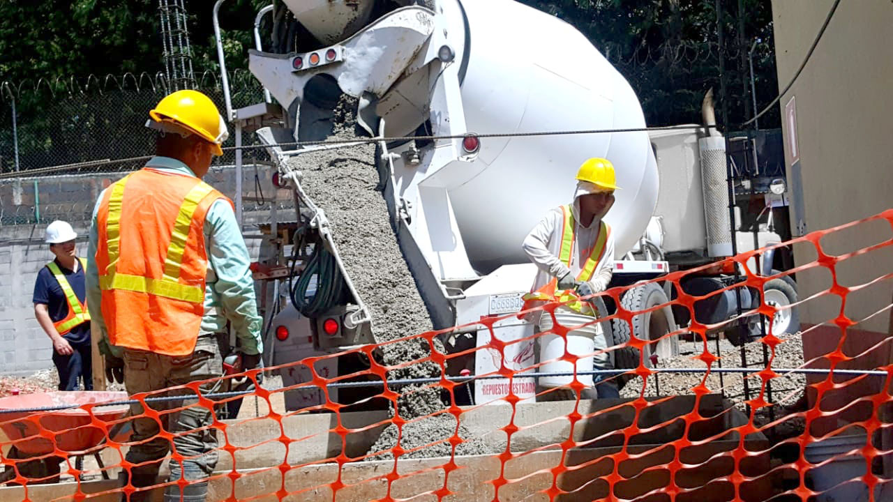 Colocación de concreto en planta industrial