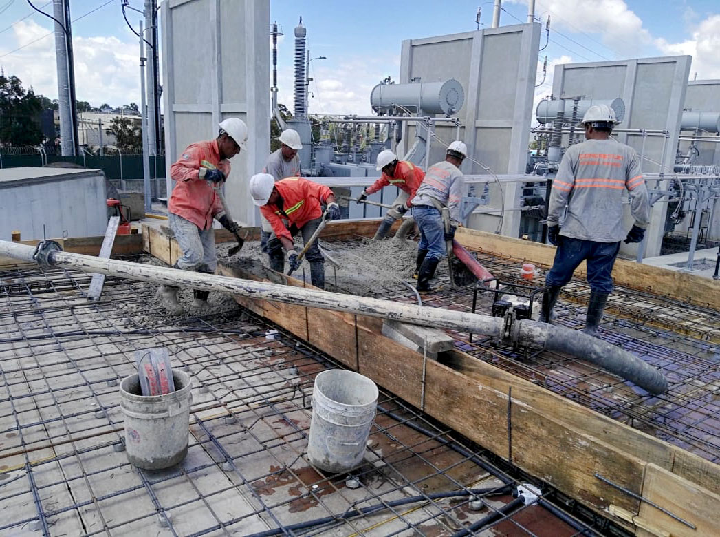 Fundición de losa con equipo especializado